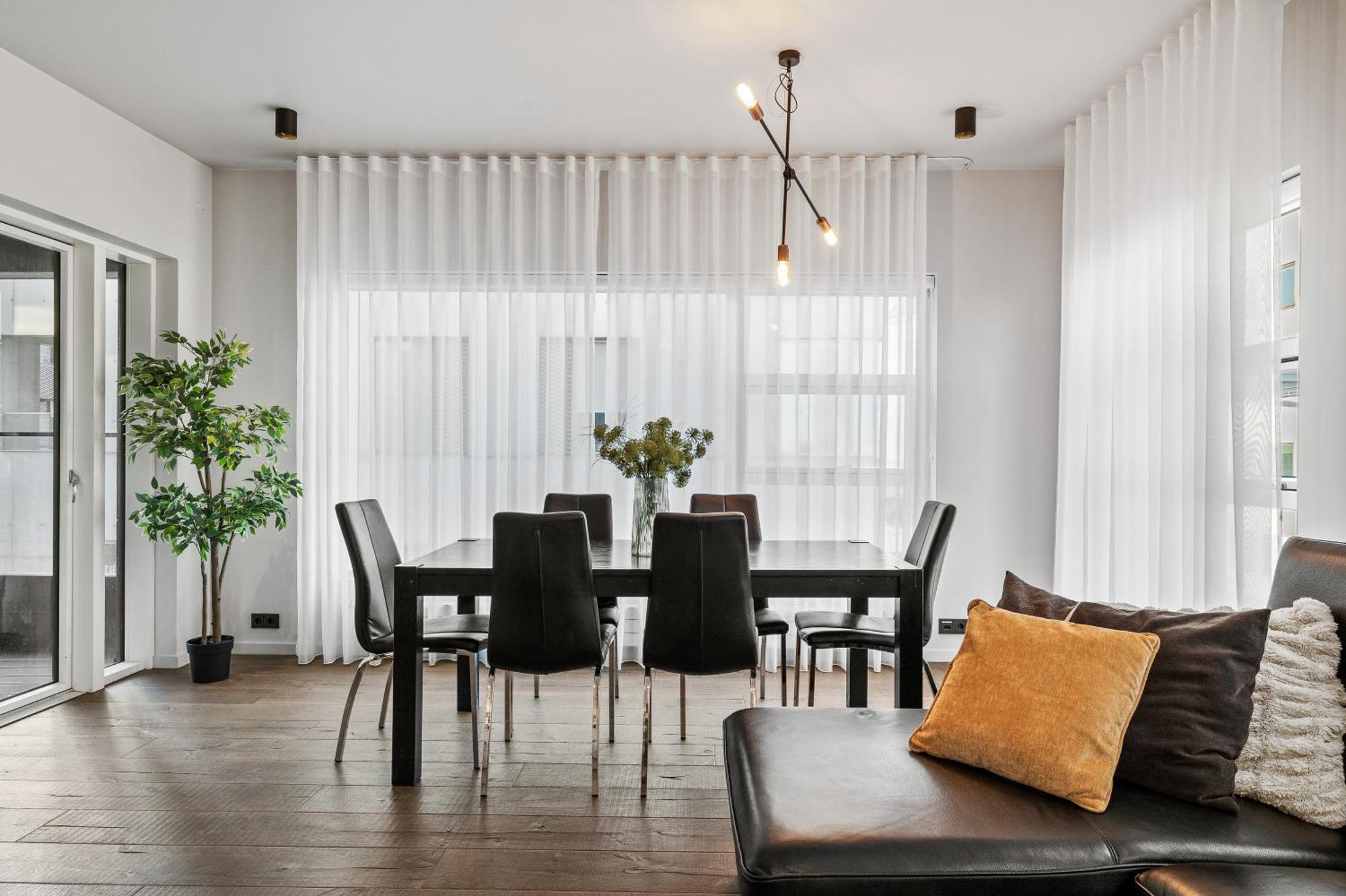 Vibrant Hafnatorg I Spacious Property With Expansive Garage レイキャヴィーク エクステリア 写真