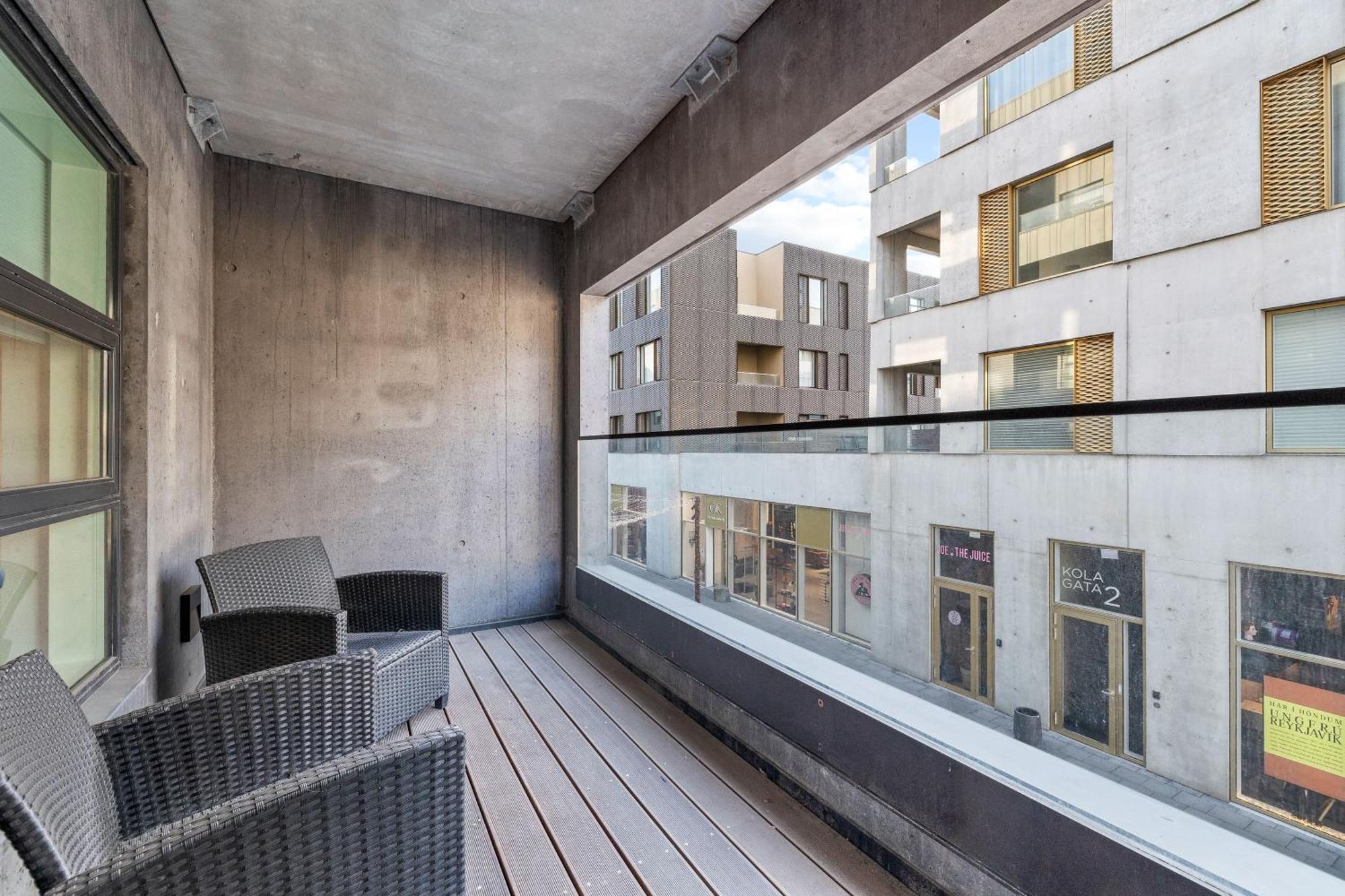 Vibrant Hafnatorg I Spacious Property With Expansive Garage レイキャヴィーク エクステリア 写真