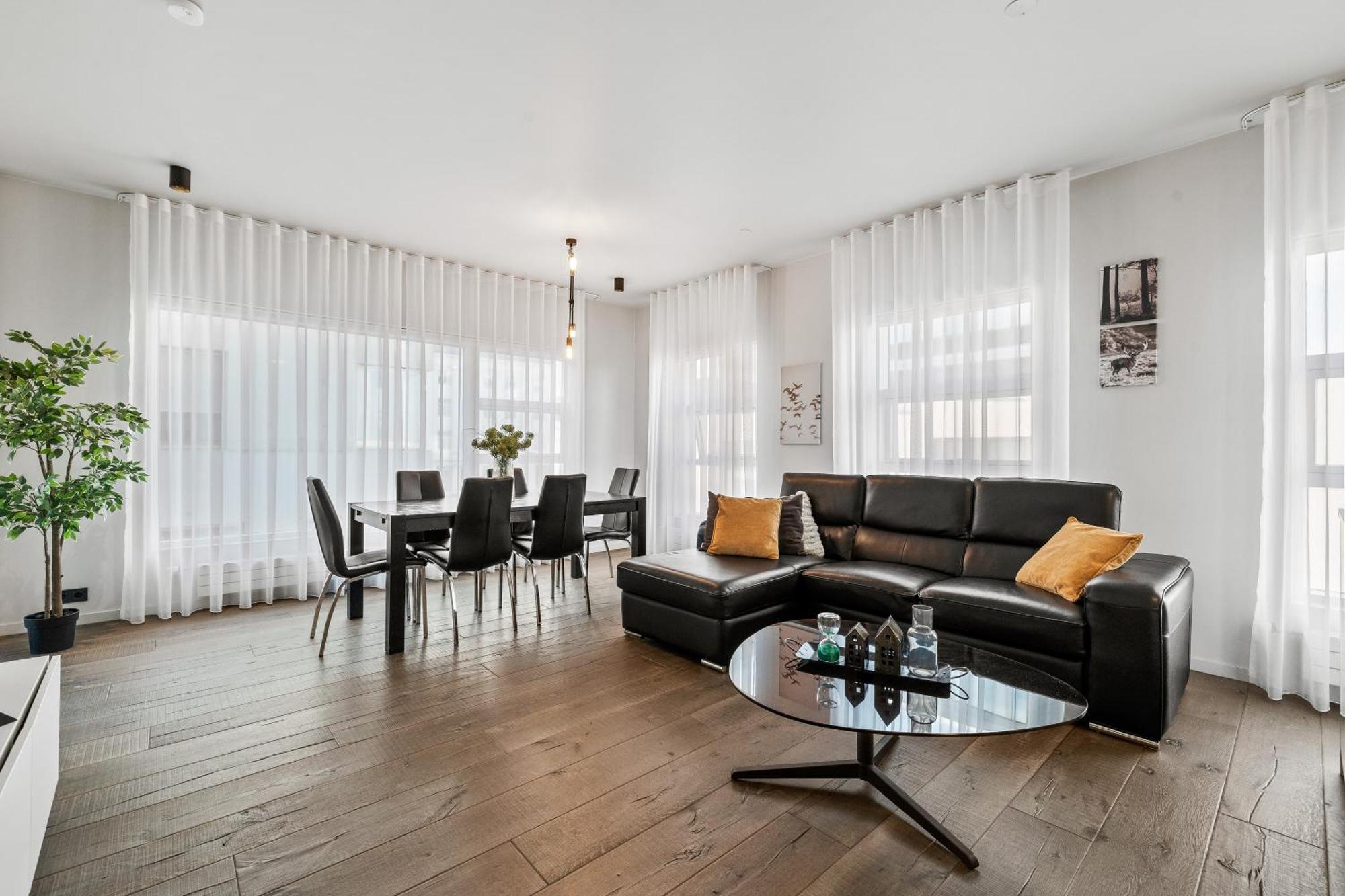 Vibrant Hafnatorg I Spacious Property With Expansive Garage レイキャヴィーク エクステリア 写真