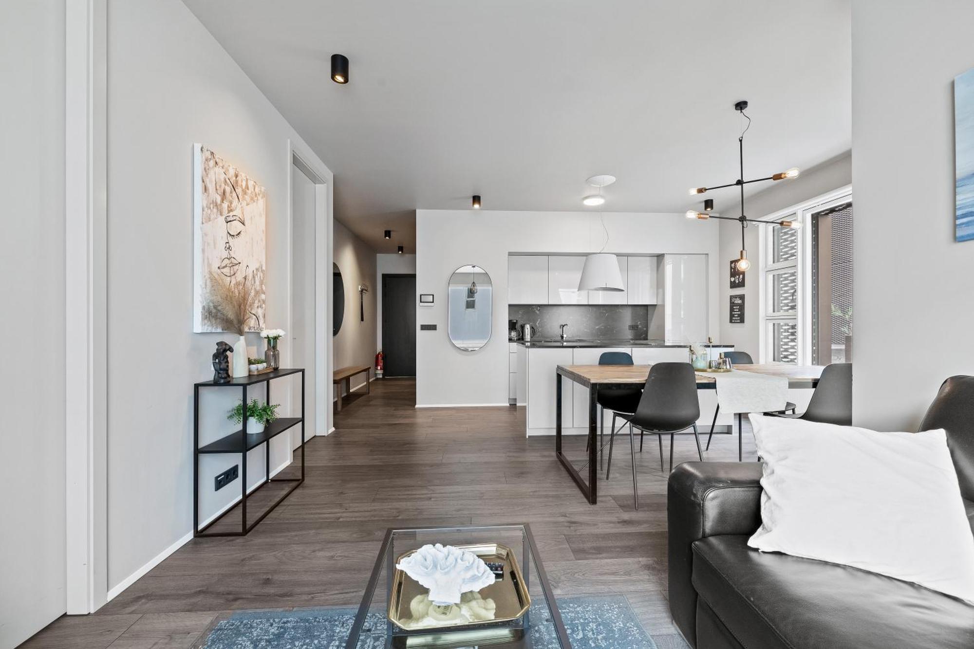 Vibrant Hafnatorg I Spacious Property With Expansive Garage レイキャヴィーク エクステリア 写真