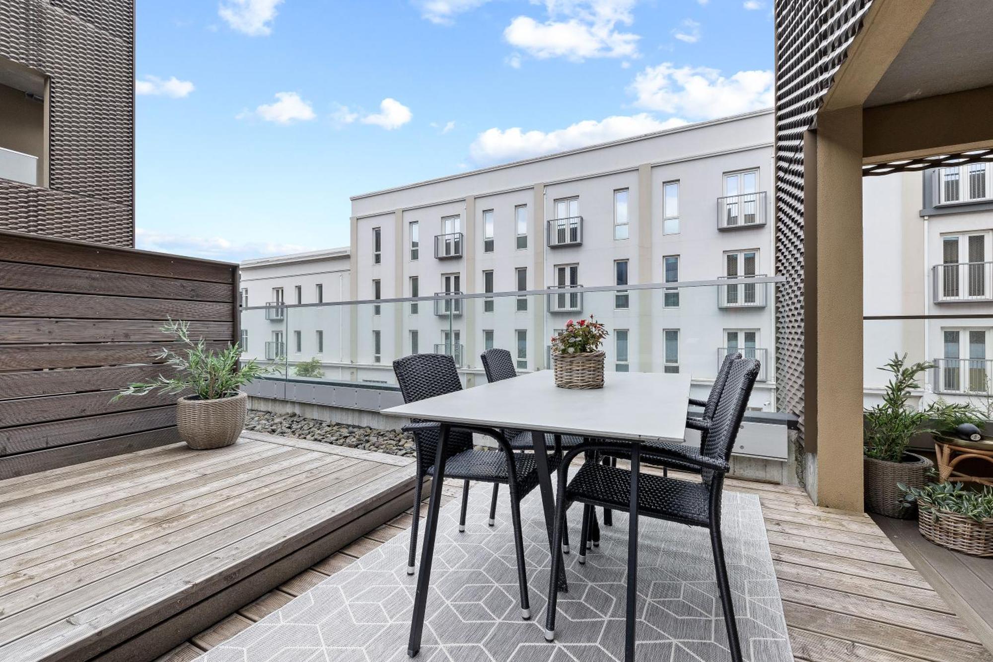 Vibrant Hafnatorg I Spacious Property With Expansive Garage レイキャヴィーク エクステリア 写真