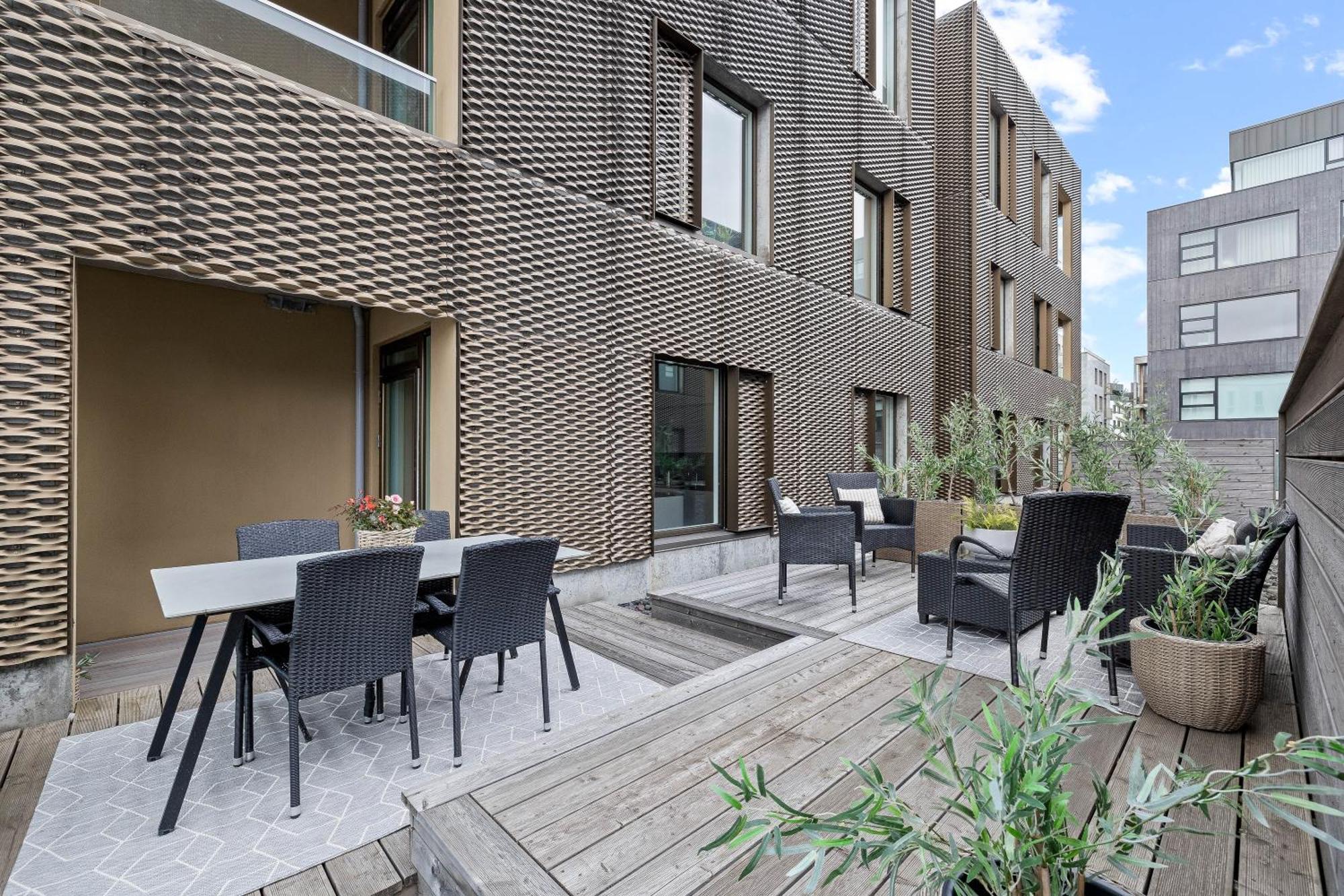 Vibrant Hafnatorg I Spacious Property With Expansive Garage レイキャヴィーク エクステリア 写真