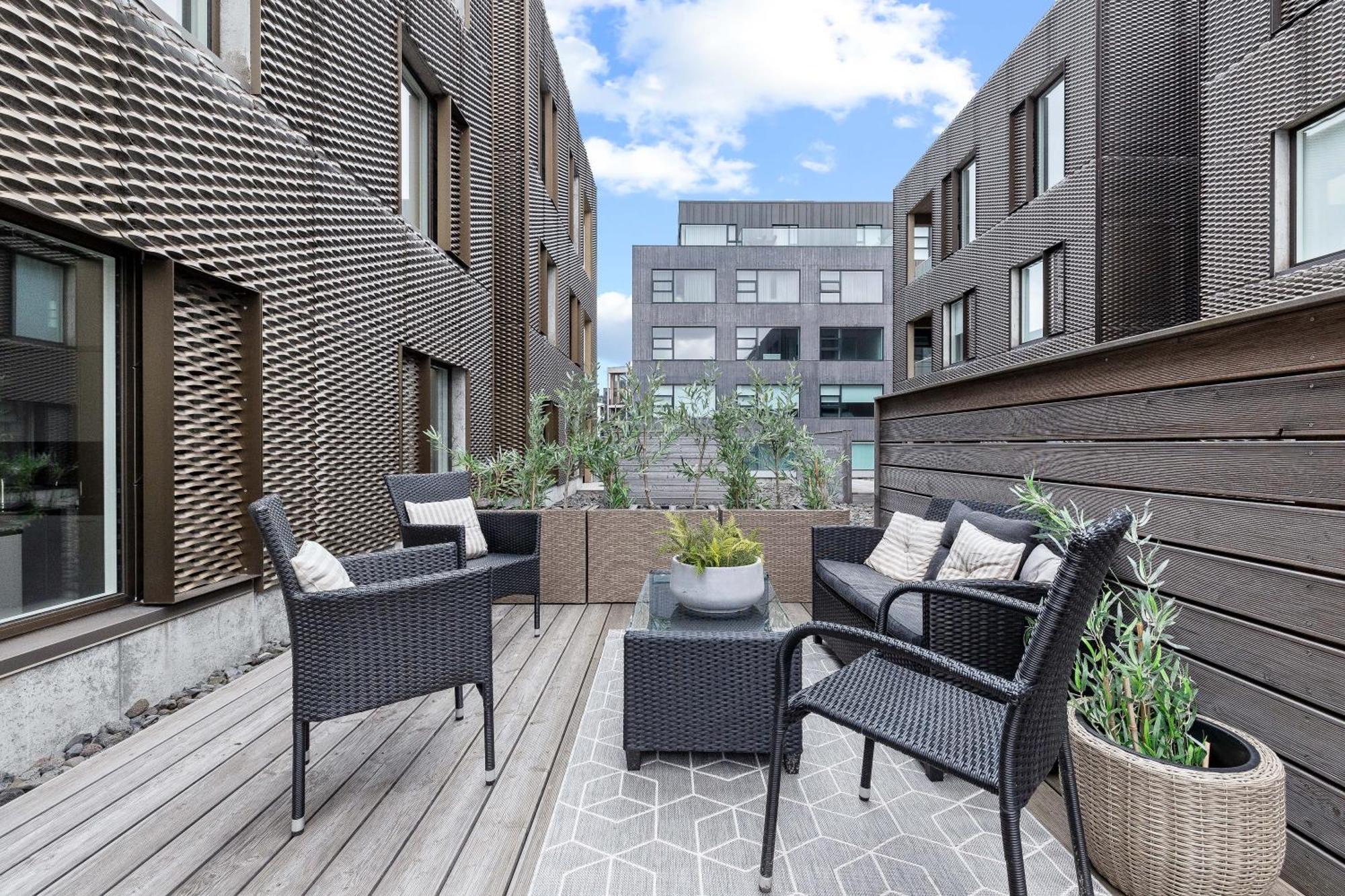 Vibrant Hafnatorg I Spacious Property With Expansive Garage レイキャヴィーク エクステリア 写真