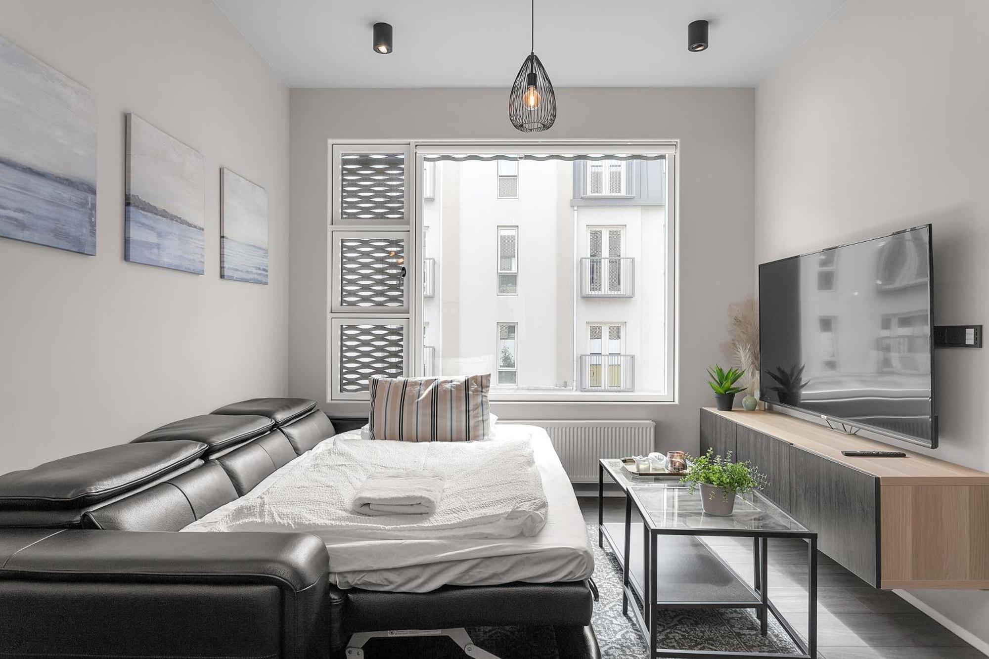 Vibrant Hafnatorg I Spacious Property With Expansive Garage レイキャヴィーク エクステリア 写真