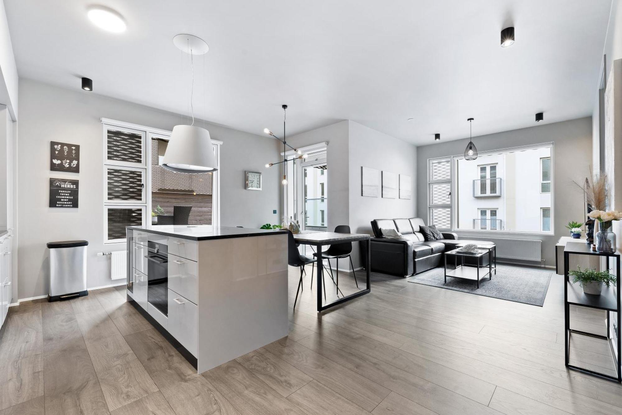 Vibrant Hafnatorg I Spacious Property With Expansive Garage レイキャヴィーク エクステリア 写真