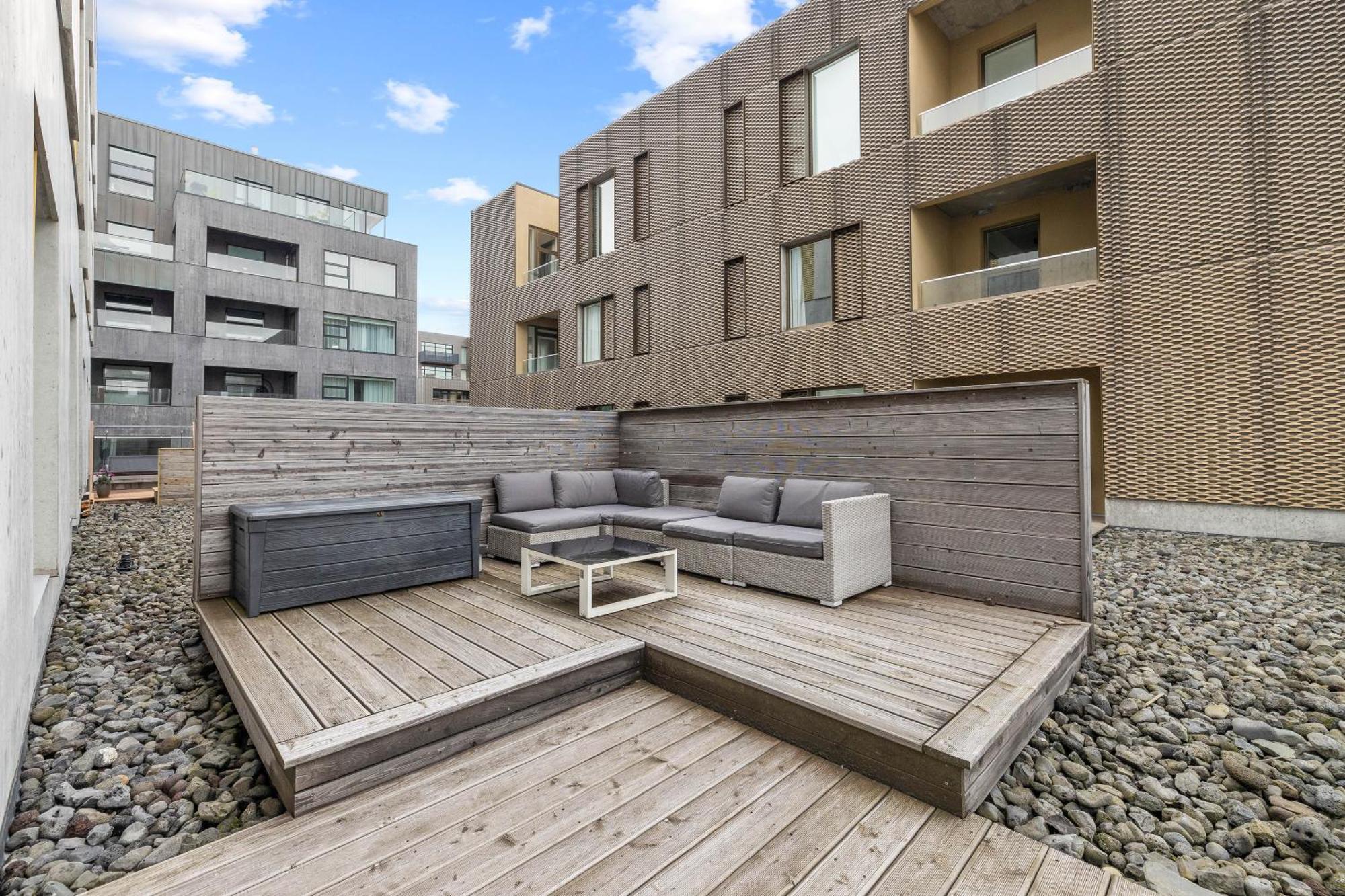 Vibrant Hafnatorg I Spacious Property With Expansive Garage レイキャヴィーク エクステリア 写真