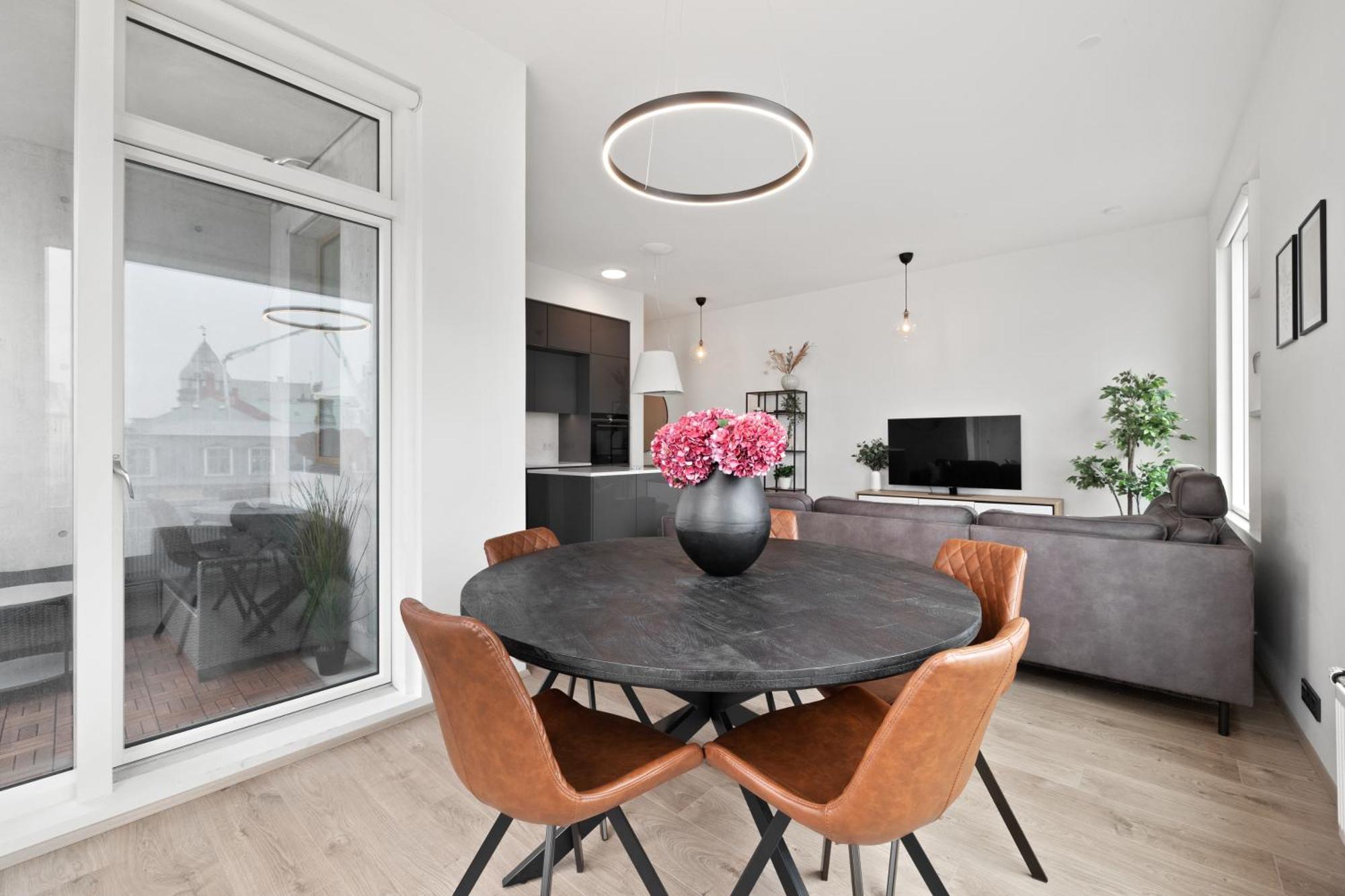 Vibrant Hafnatorg I Spacious Property With Expansive Garage レイキャヴィーク エクステリア 写真