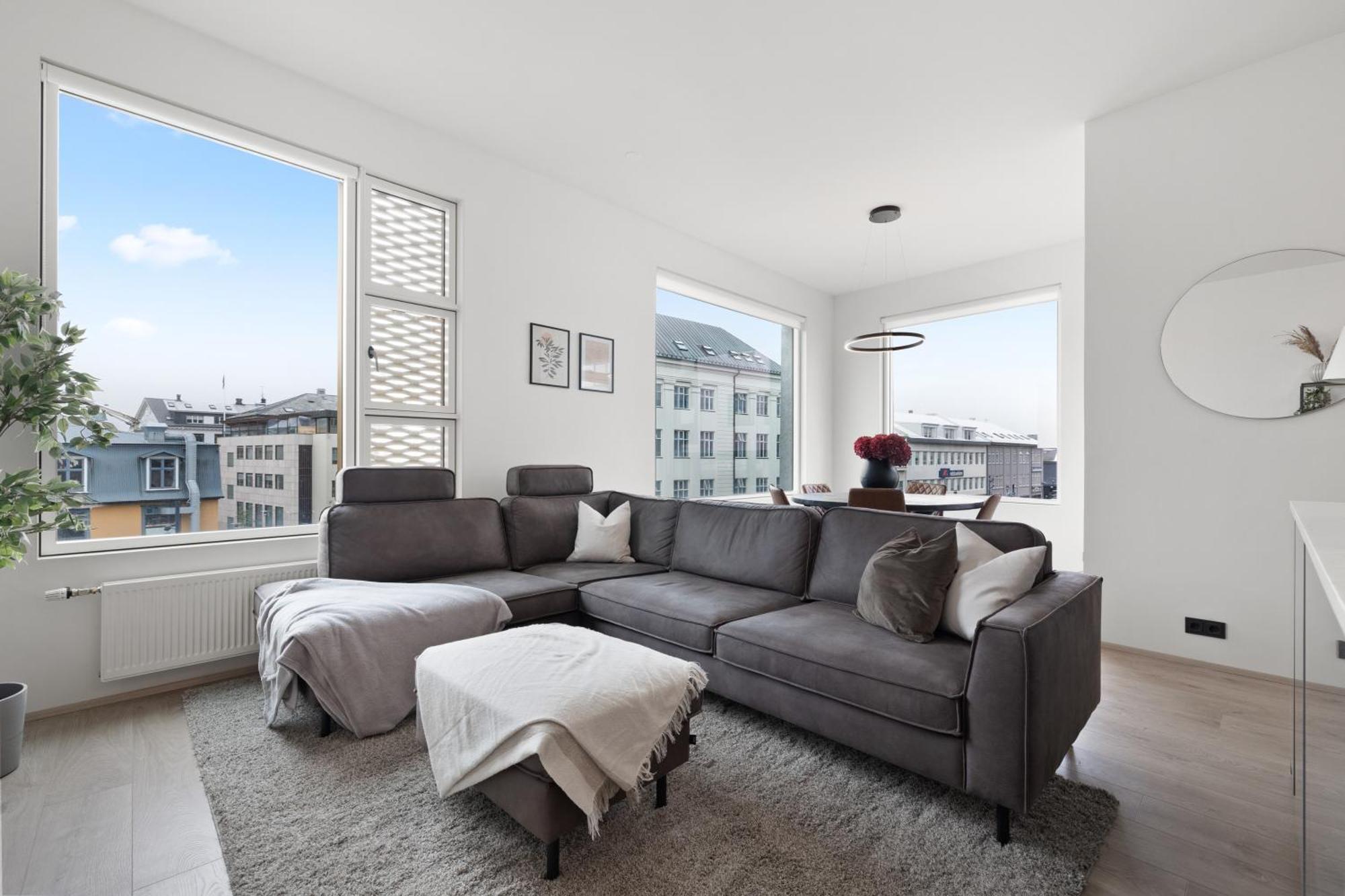 Vibrant Hafnatorg I Spacious Property With Expansive Garage レイキャヴィーク エクステリア 写真