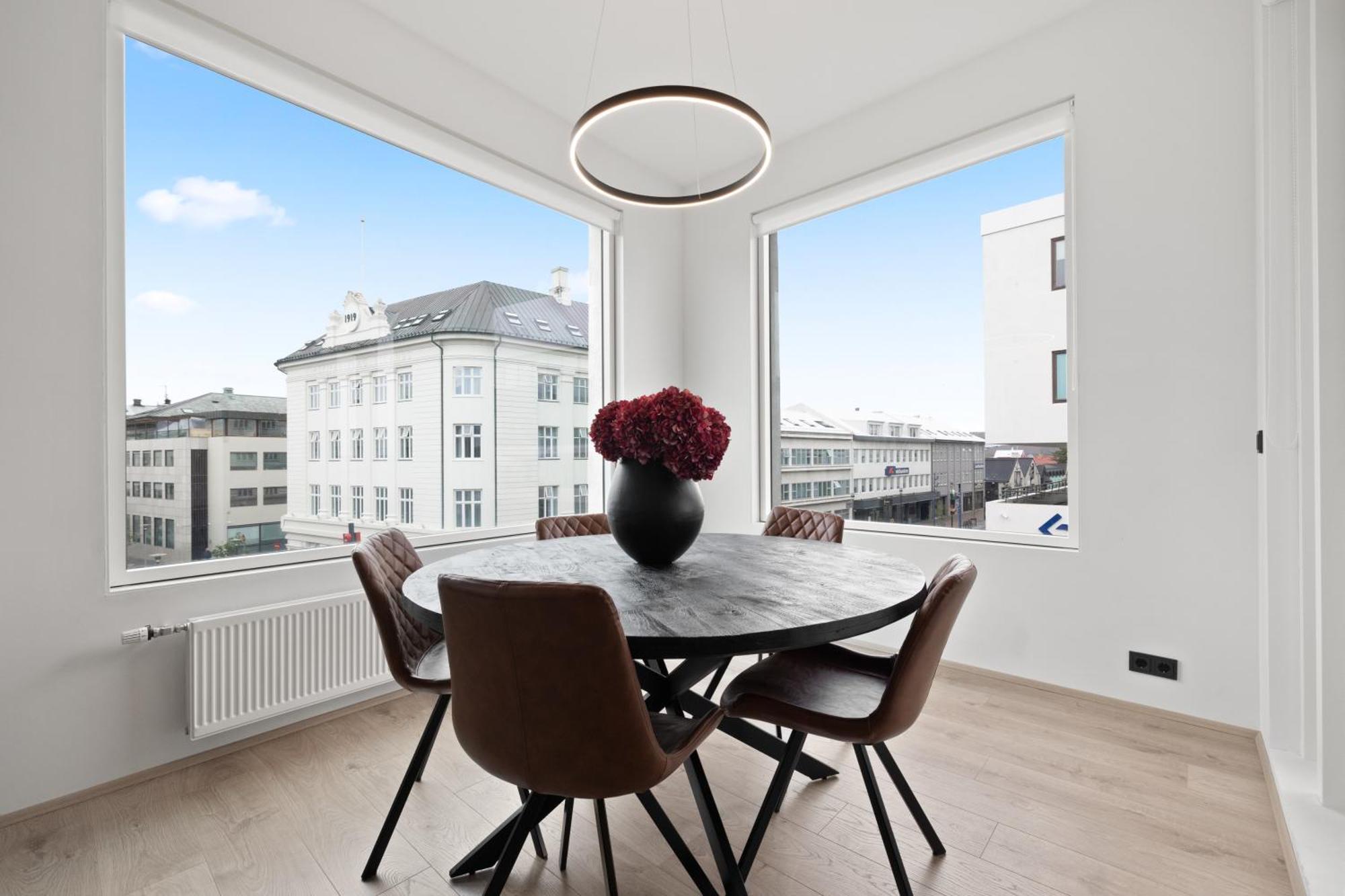Vibrant Hafnatorg I Spacious Property With Expansive Garage レイキャヴィーク エクステリア 写真