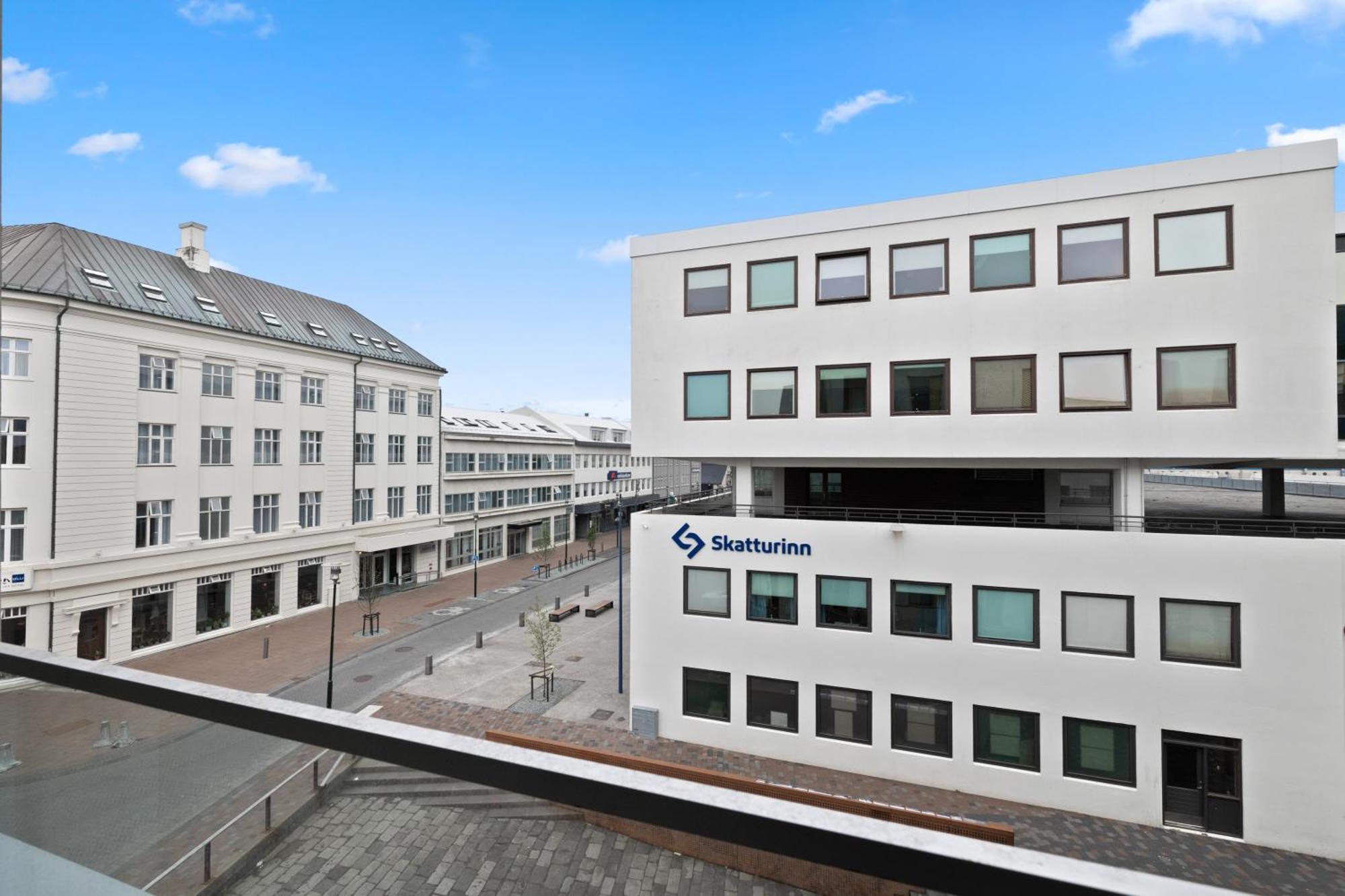 Vibrant Hafnatorg I Spacious Property With Expansive Garage レイキャヴィーク エクステリア 写真
