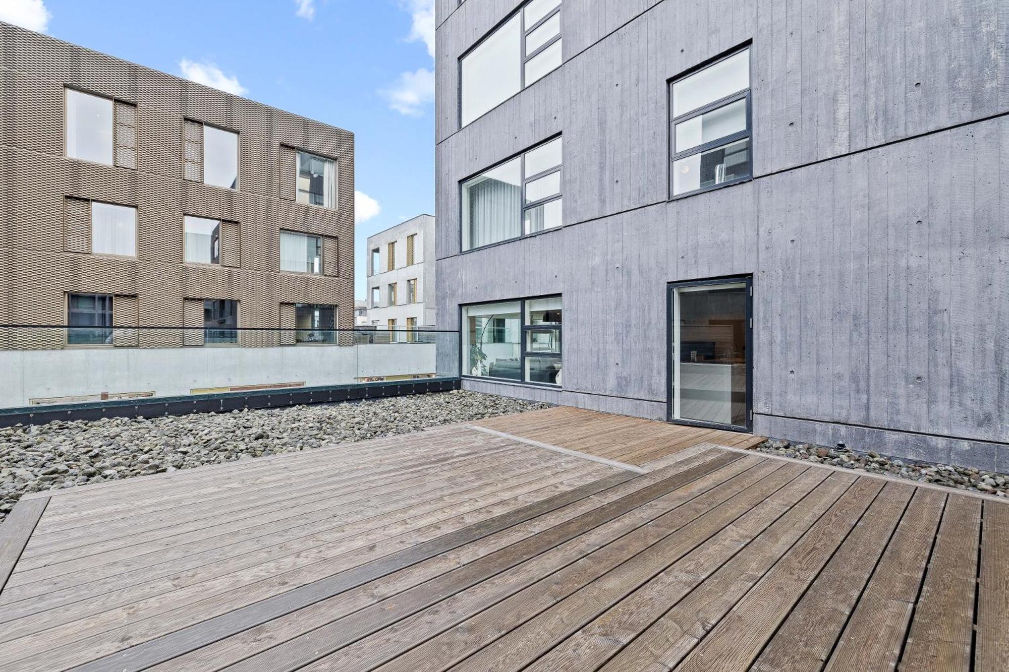Vibrant Hafnatorg I Spacious Property With Expansive Garage レイキャヴィーク エクステリア 写真