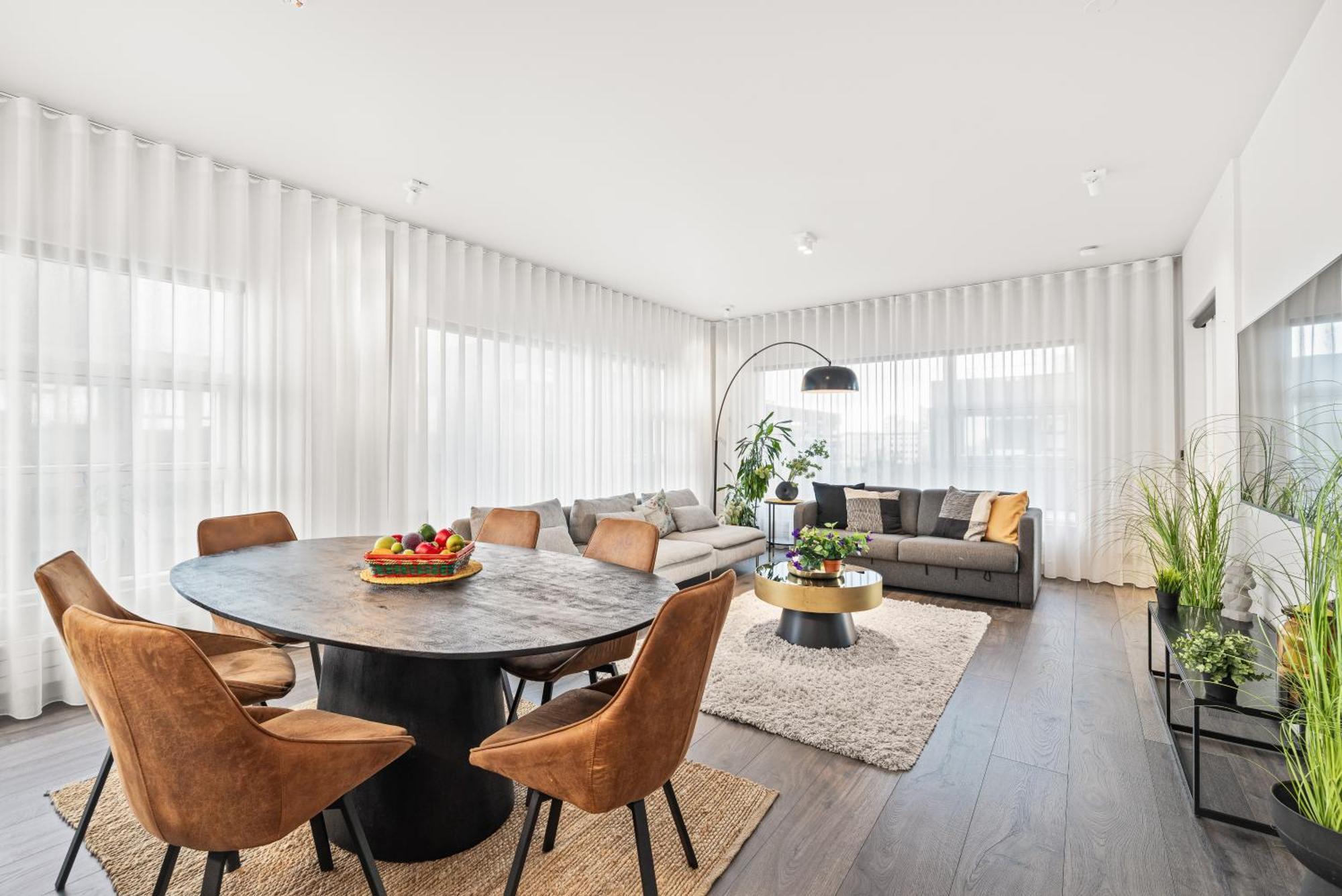 Vibrant Hafnatorg I Spacious Property With Expansive Garage レイキャヴィーク エクステリア 写真