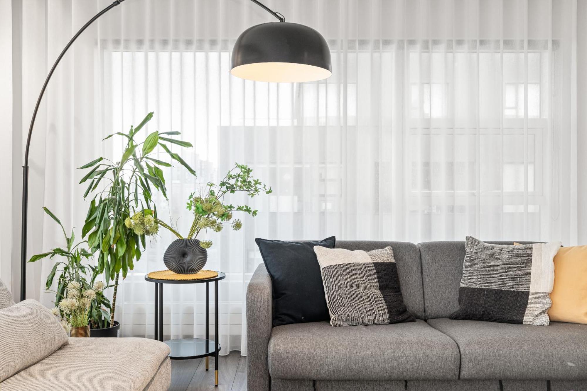 Vibrant Hafnatorg I Spacious Property With Expansive Garage レイキャヴィーク エクステリア 写真